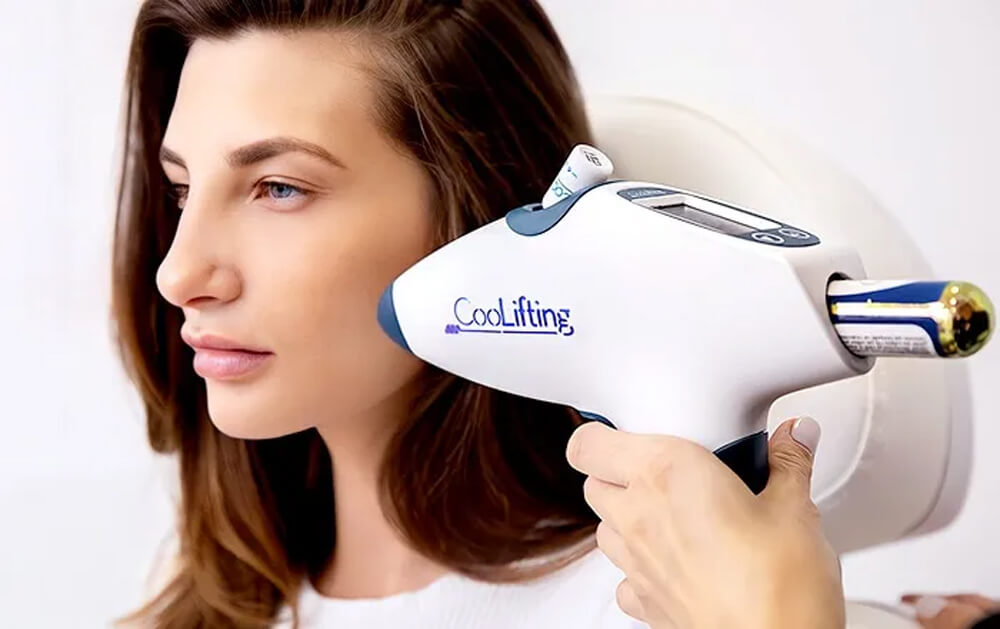✦ Efecto lifting inmediato y visible ✦ Estimulación de colágeno y microcirculación ✦ Hidratación profunda con activos concentrados ✦ Sin agujas, sin dolor, sin recuperación